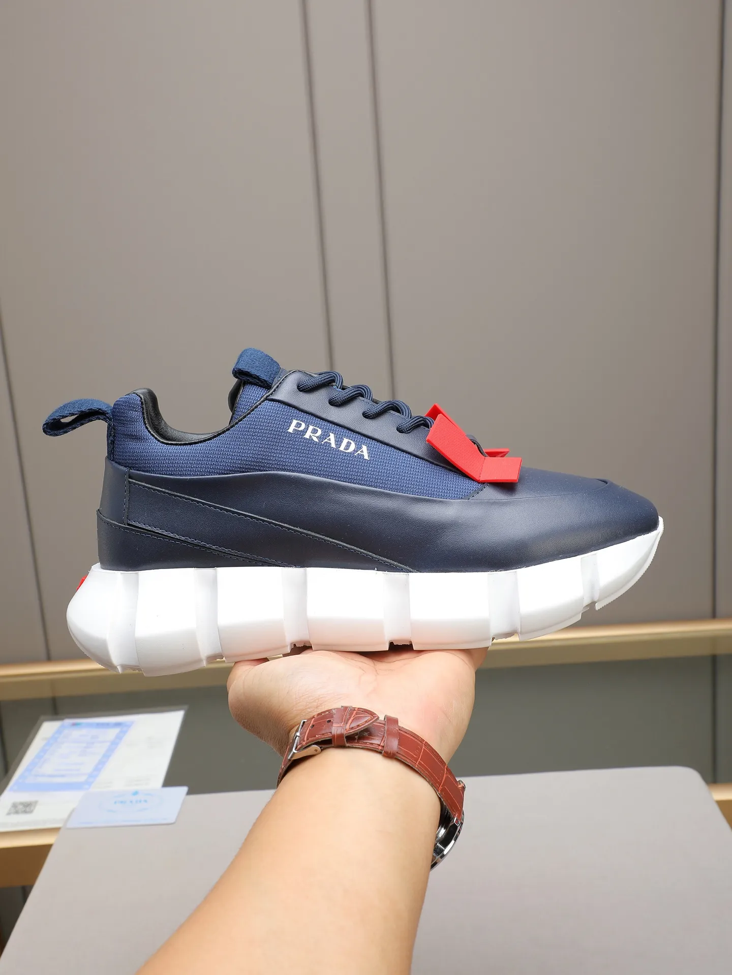 PP500 PRADA/Prada men's lace-up casual sports shoes, the upper is made of imported first-layer calfskin, soft, comfortable and breathable ➕ washed sheepskin lining! The tongue is decorated with the PRADA brand letter logo. The rubber thick sole echoes the red label tongue. The style is fashionable and elegant. The details are carefully crafted. A casual sports shoe with a super western style and excellent breathability!  Size: 38-44 (45 46 customized)